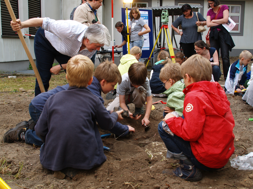 Ausgrabung LNDW 2011: DAI-Präsidentin Friederike Fless mit jungen Archäologen